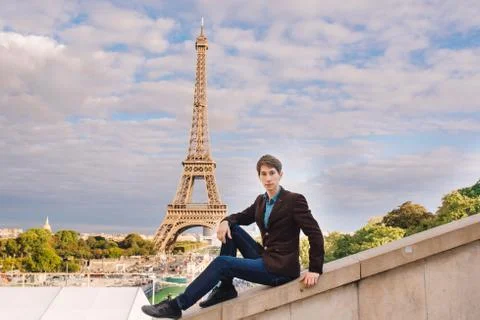 A man against the backdrop of the Eiffel tower in Paris, France. Fotos Stock