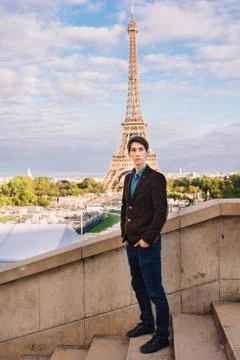 A man against the backdrop of the Eiffel tower in Paris, France. Fotos Stock