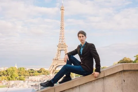 A man against the backdrop of the Eiffel tower in Paris, France. Fotos Stock