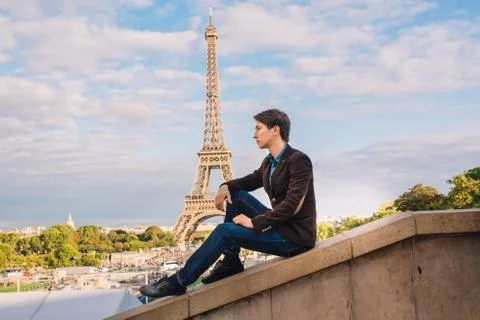 A man against the backdrop of the Eiffel tower in Paris, France. Fotos Stock