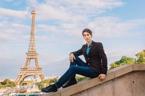 A man against the backdrop of the Eiffel tower in Paris, France. Fotos Stock
