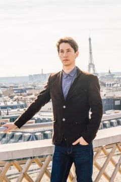 A man against the backdrop of the Eiffel tower in Paris, France. Fotos Stock