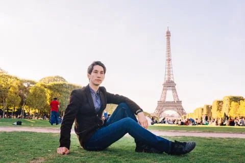 A man against the backdrop of the Eiffel tower in Paris, France. Fotos Stock
