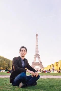 A man against the backdrop of the Eiffel tower in Paris, France. Fotos Stock