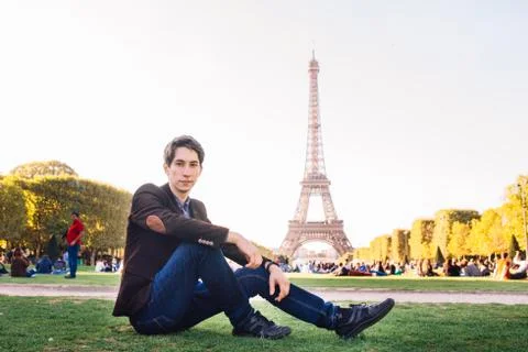 A man against the backdrop of the Eiffel tower in Paris, France. Fotos Stock