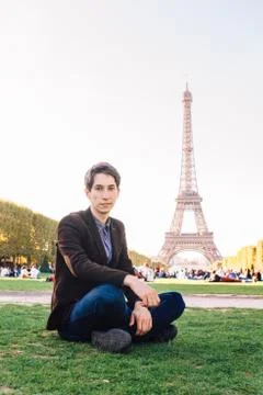 A man against the backdrop of the Eiffel tower in Paris, France. Foto stock