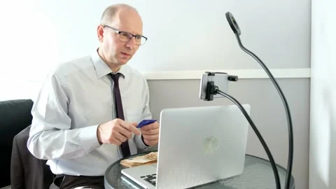 Man agrees to pay for services 스톡 동영상 141675628