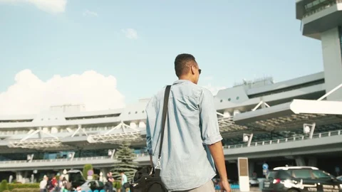 Man at the airport Stockbeeldmateriaal 129465111