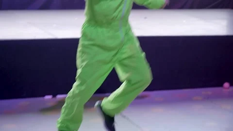 A man in an alien costume dances Vídeo Stock 225002262