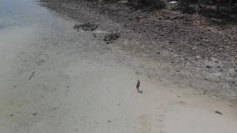 Man alone in the sea Vidéo 260431799