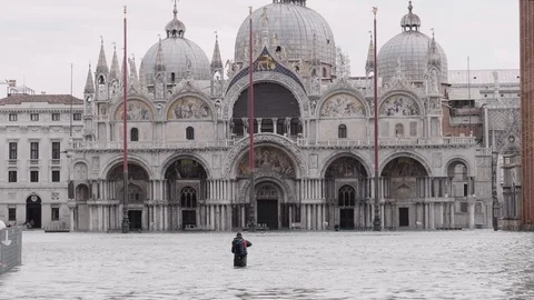 Man alone walking on Venice during the flood 動画素材 120097010