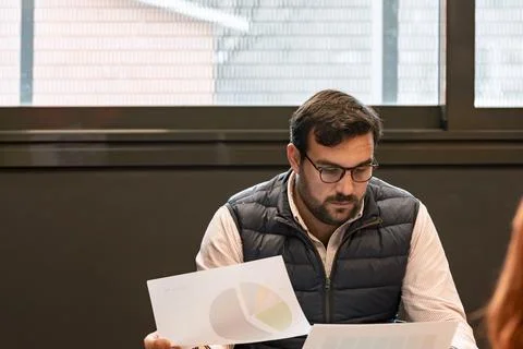 Man analyzing data with focus at his desk. Fotos de archivo