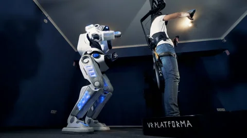 Man and robot playing VR games. VR 360 headset virtual avatar for playing games Vidéo 98931944