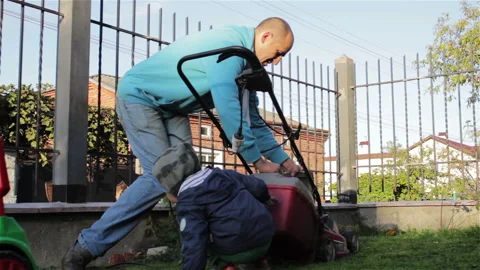 Man and son working in the yard Vidéo 85834970