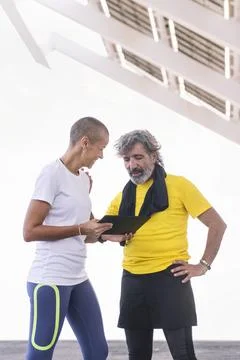 Man and trainer watching progress of training Foto stock