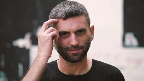 Man appearing very perplexed while trying to solve a problem, showing frustratio Vidéo 284236601