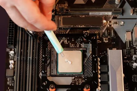 Man applies thermal paste to the CPU 스톡 사진