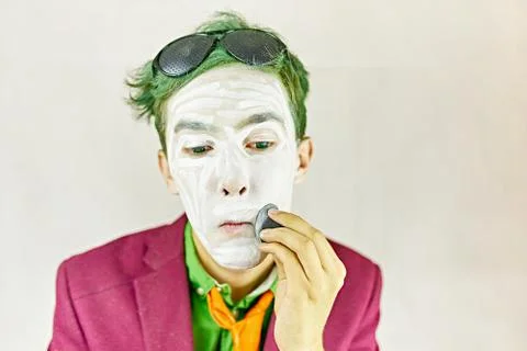 Man apply makeup. 스톡 사진