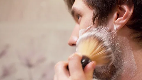 Man applying foam and shaving Stock Footage 128916631