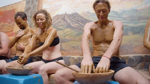 Man applying mud on a therapeutic session at a spa Video stock 119801392
