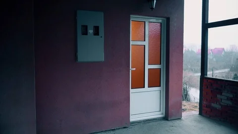 Man approached the Door and knocking on them with a Gun on his Hand Vídeo Stock 92303833
