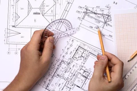 Man architect draws a plan , schedule , design , geometric shapes with a pencil  Foto stock