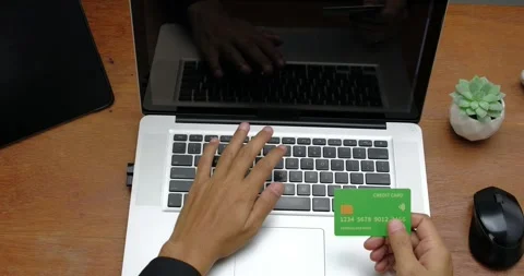 Man are using the laptop and doing online transactions at home. Vidéo 316769784