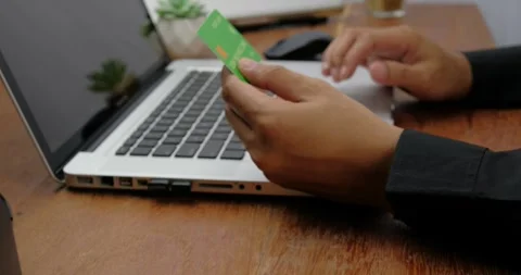 Man are using the laptop and doing online transactions at home. Vidéo 316769787