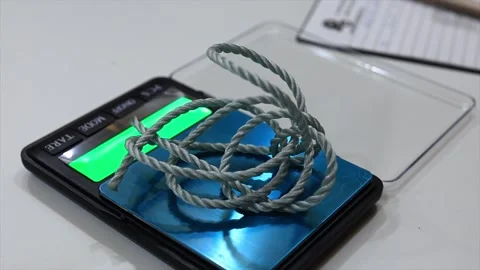 Man are weight a testing a different rope in lab. 库存影片 316806828