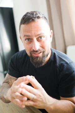 Man arguing to the camera. Emotionally gesticulate with hands. Foto stock