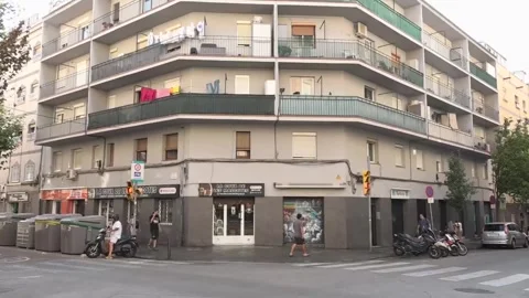 Man arrested in connection with another man's violent death in L'Hospitalet de L Vidéo 340621157