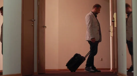 Man arrived at the hotel Vídeo Stock 32254199