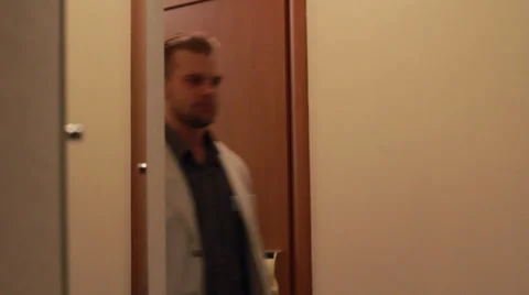 Man arrived at the hotel Vídeo Stock 32254431