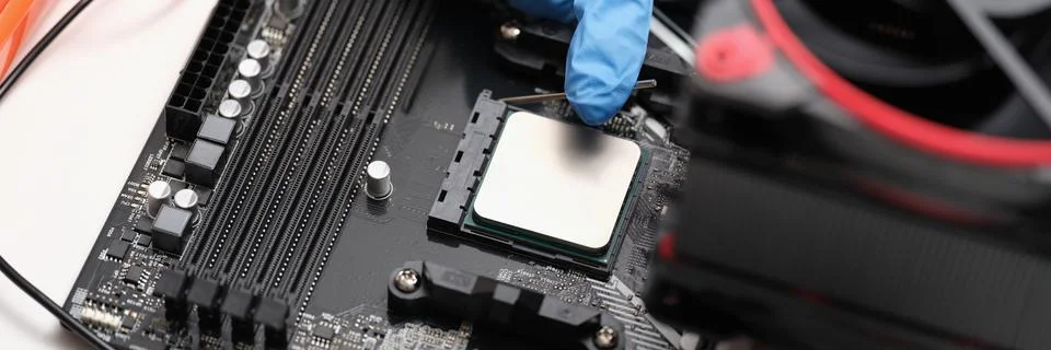 Man assembles components to build computer closeup Foto stock