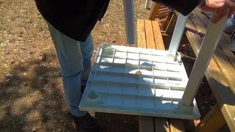 Man assembles a plastic table Vídeo Stock 78566746
