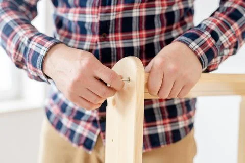 Man Assembling Bed Foto stock