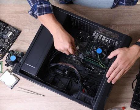 Man assembling new computer at wooden table, top view Stockfoto's