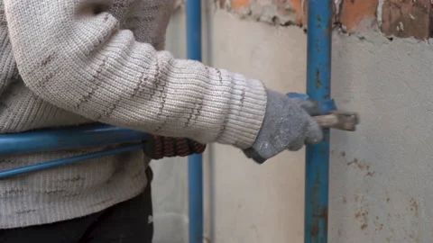 Man assembling scaffolds Video stock 153620894