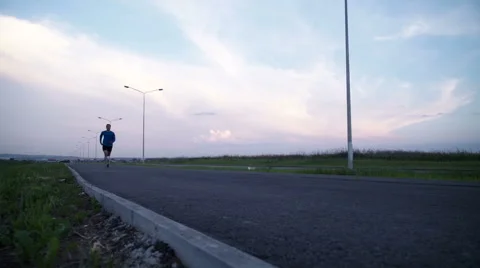The man athlete running on the sidewalk Видео 64618514
