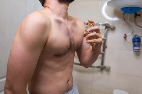 A man with an athletic figure in the bathroom. Stock-Fotos