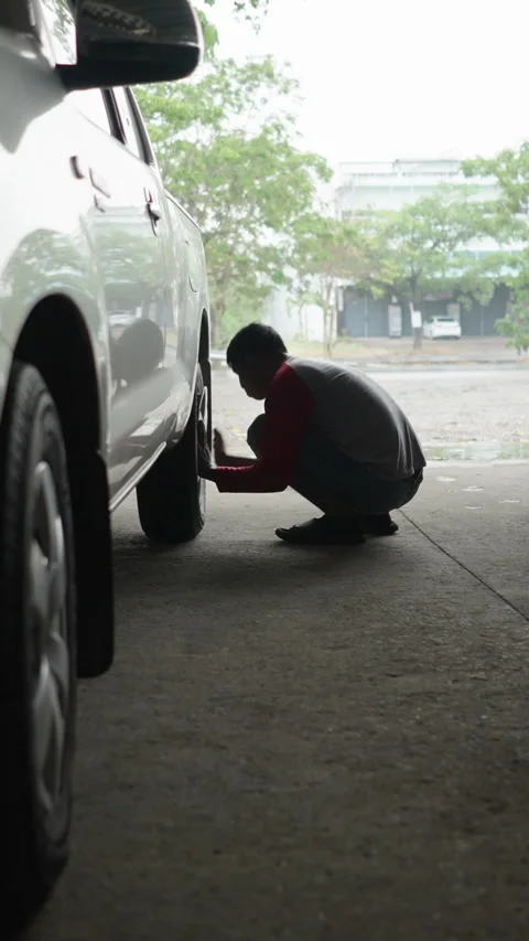 A man attaches the hubcap to a wheel Video stock 265575601