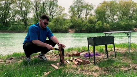 Man with ax preparing logs for bbq Video stock 242477942