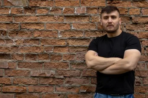 Man on the background of a red brick wall. Foto stock