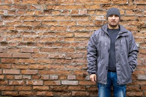Man on the background of a red brick wall. Foto stock
