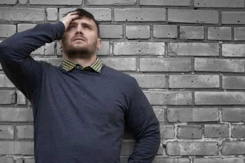 Man on the background of a wall of white bricks. Foto stock
