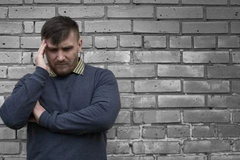 Man on the background of a wall of white bricks. Foto stock