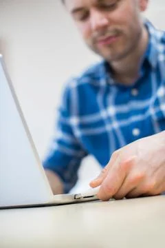 Man Backing Up Computer Data Onto Memory Stick Foto stock