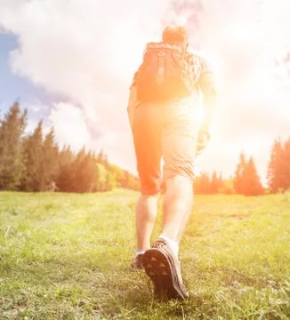 Man with backpack climb up to the  hill Foto stock