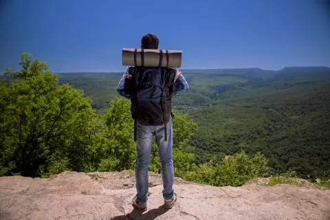 Man with a backpack in the mountains Foto stock