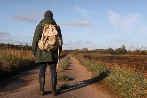 A man with a backpack on the road Foto stock